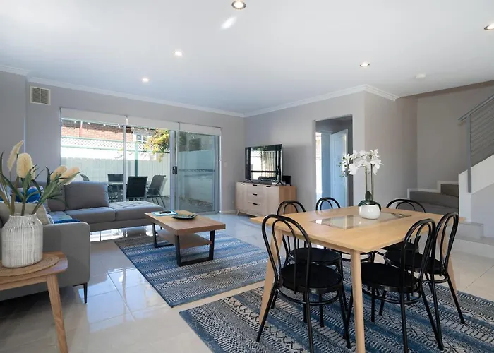 30 Modern & Quiet Retreat -Walk To Dining & Shops