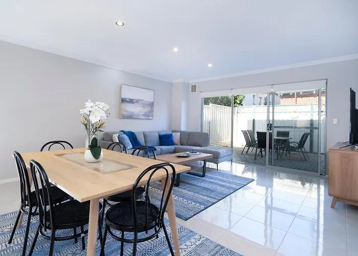 30 Modern & Quiet Retreat -Walk To Dining & Shops